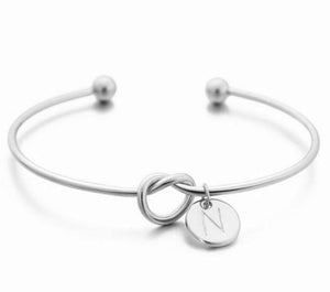 MONOGRAM KNOT BANGLE SILVER.